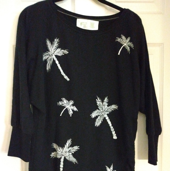 Daffy Dills Hand Painted Top Size Medium - Picture 2 of 5